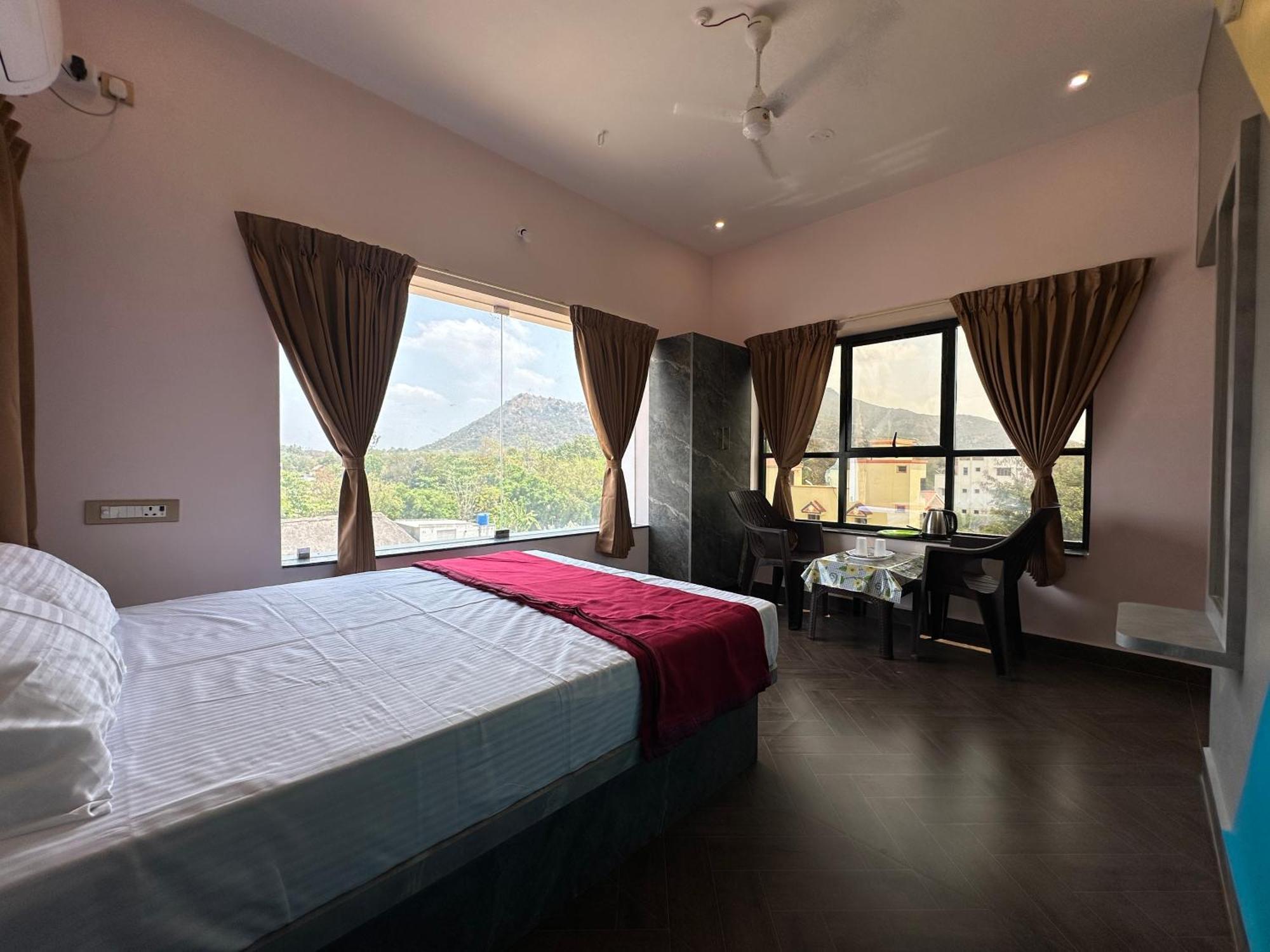 Om Lingeswaran Home Stay Тіруваннамалай Екстер'єр фото