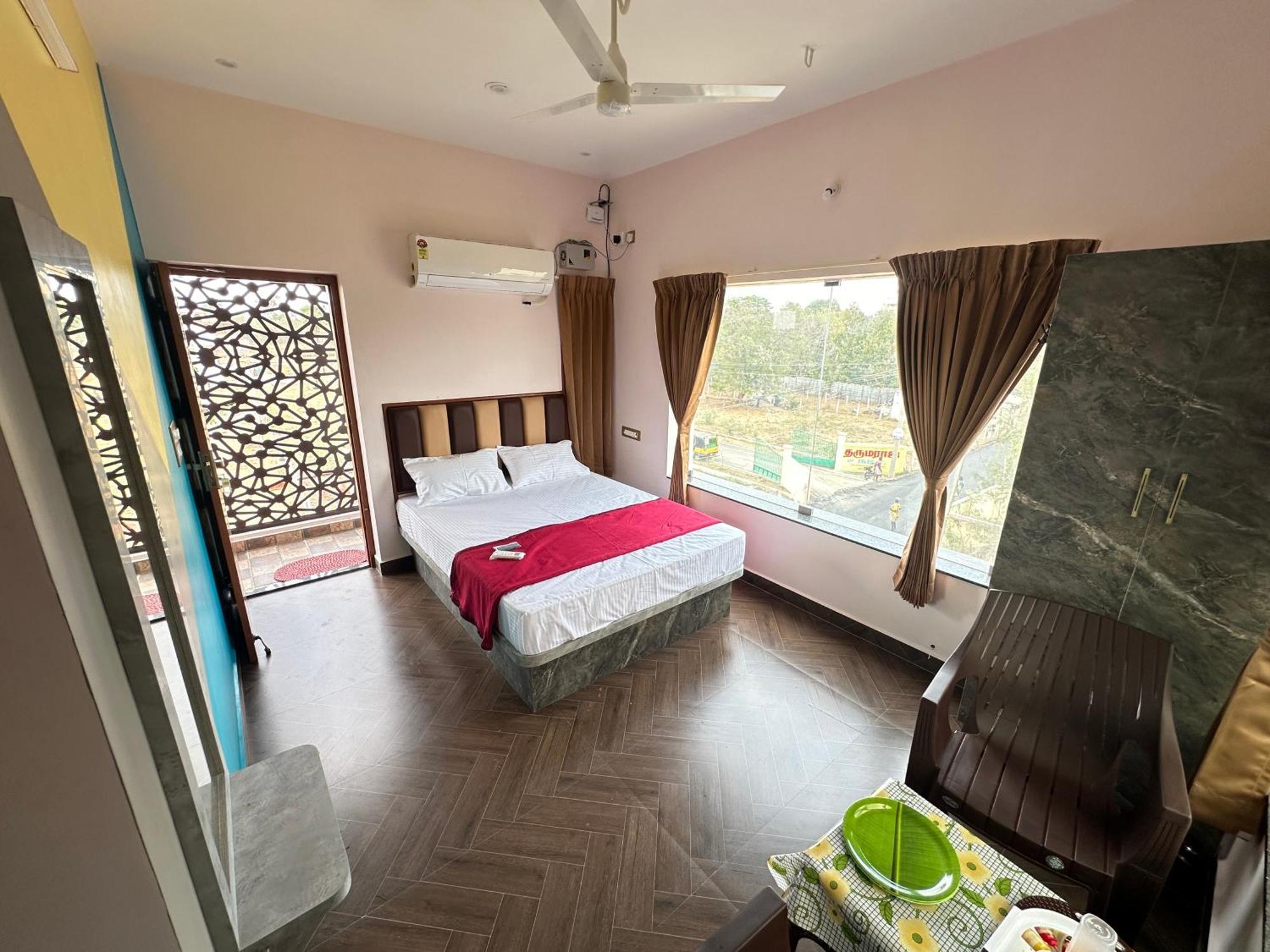 Om Lingeswaran Home Stay Тіруваннамалай Екстер'єр фото